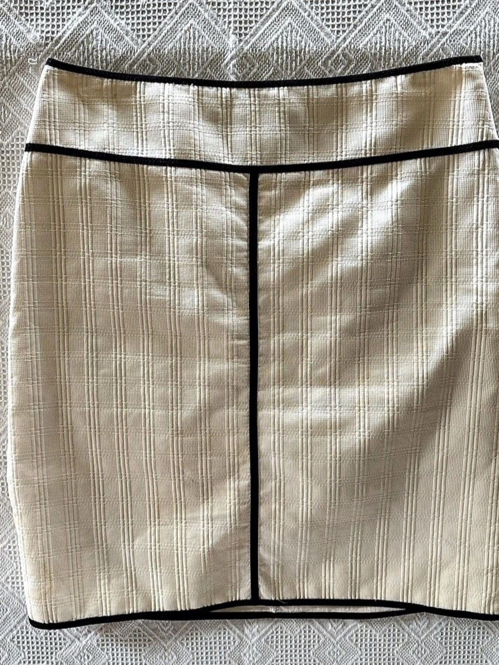 Ann Taylor Textured Pencil Skirt in Cream & Black Size 4